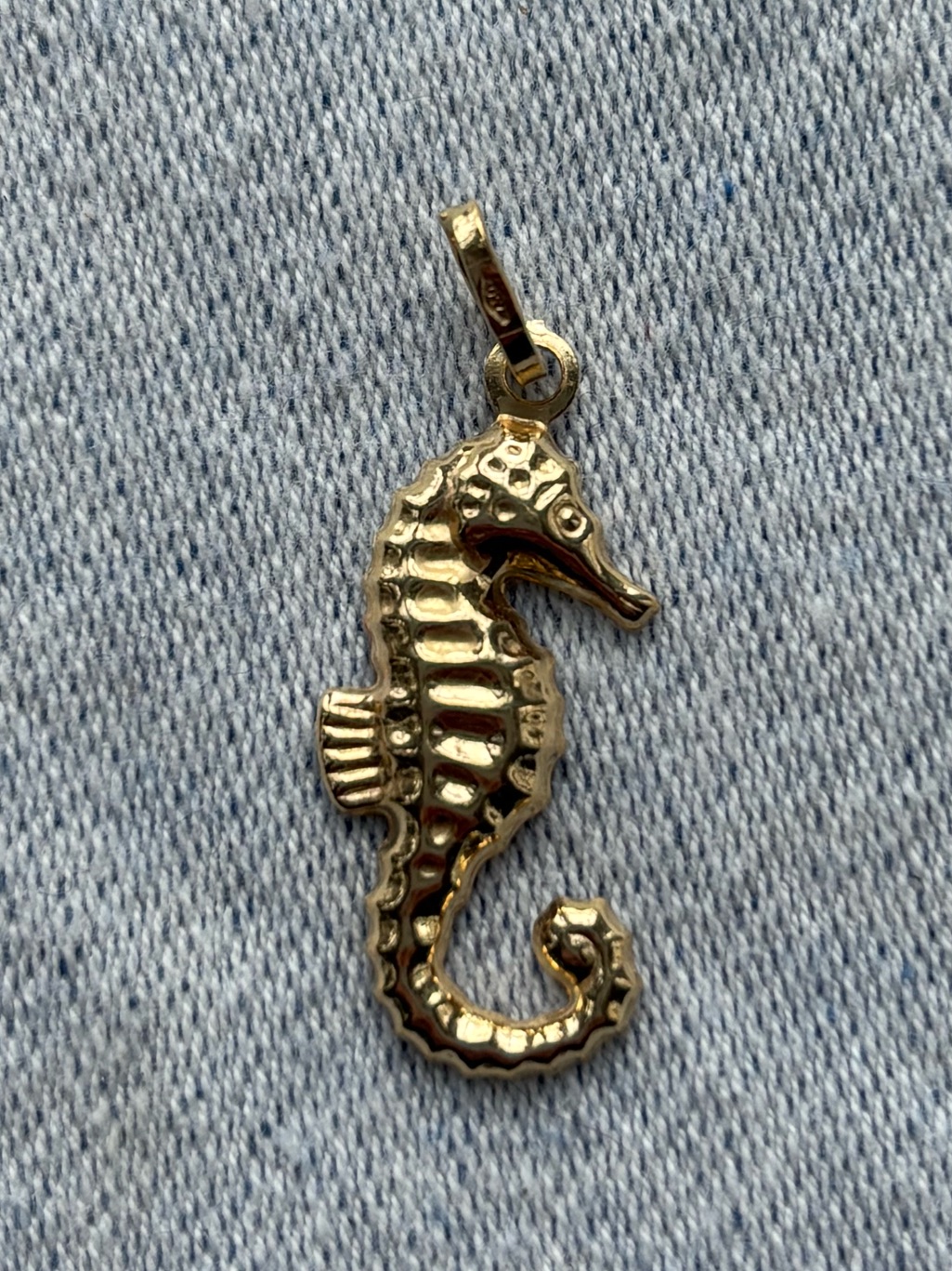 18k Gold Seahorse Pendant - Like New!